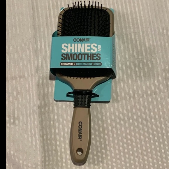 Conair Shines And Smoothes Hair  Brush. NEW - Picture 1 of 2